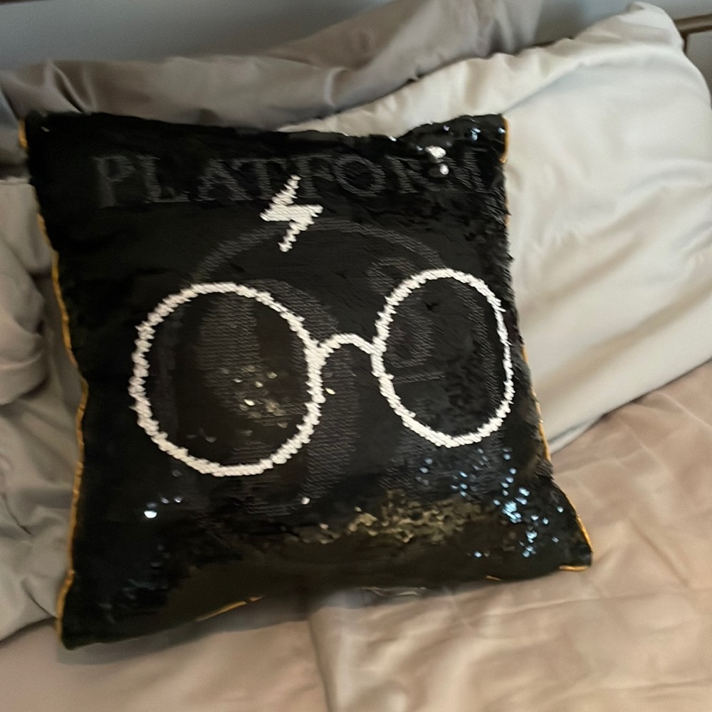toss pillow 14” by14”  pillow can change design with hand ( look at picture